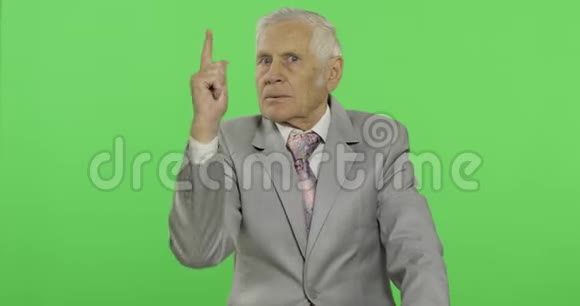 一位年长的商人对有人用他的手威胁地移动争吵视频的预览图