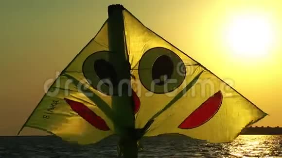日落时的风筝玩具视频的预览图