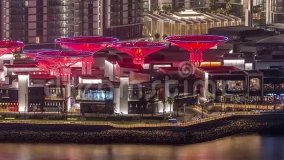 迪拜的蓝水岛空中夜晚时间有照明的建筑物视频的预览图