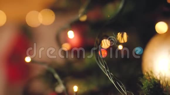 4K彩色灯泡和挂在圣诞树上的视频的预览图