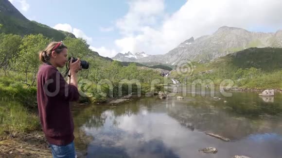 年轻女性自由摄影师拍摄挪威风景视频的预览图