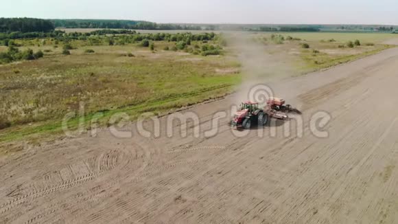一种能源密集型拖拉机带有耕作播种单元生产贫瘠干旱农田视频的预览图