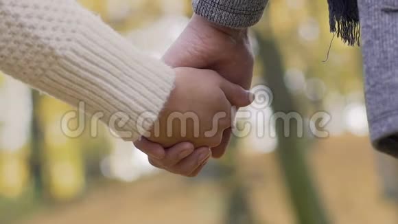 男孩和女孩慢慢地放开彼此的手象征着分手和离婚视频的预览图