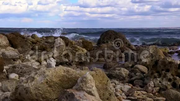 海上风暴汹涌的波涛在岩石海岸上破浪前进视频的预览图