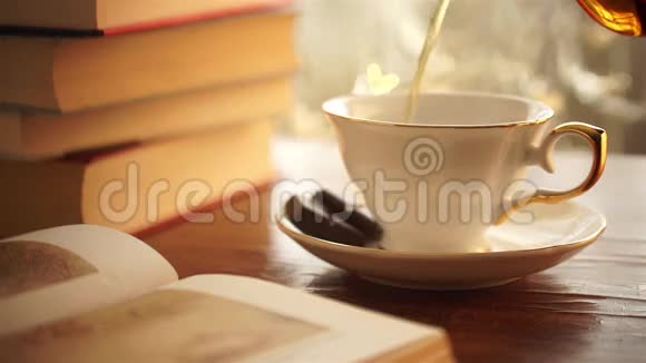 提供新鲜早餐热咖啡和晨曦中的读书视频的预览图