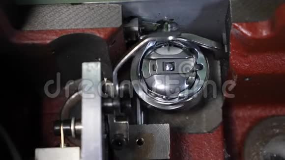 这是一个缝纫机筒子的特写缝纫机穿梭机视频的预览图