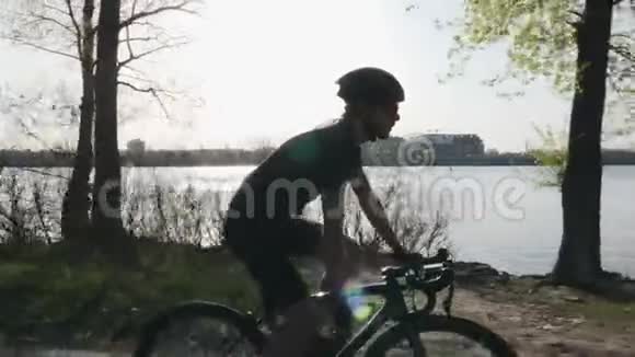 骑自行车时专业自行车手饮用比登的水背景是河流和城市自行车概念视频的预览图
