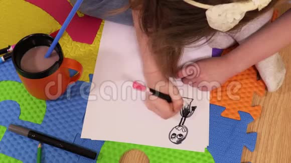 小女孩画人类的身影视频的预览图