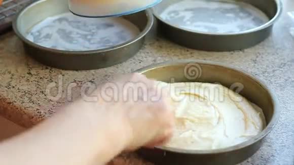 在罐头里做蛋糕视频的预览图