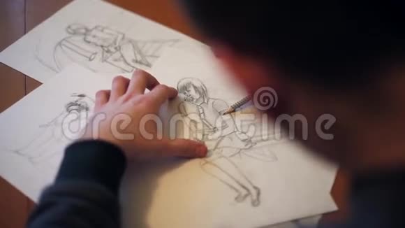 一个人用铅笔画画视频的预览图