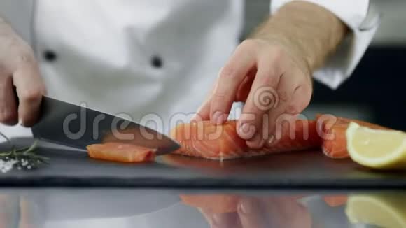 厨师在厨房切三文鱼片特写手切鲜鱼视频的预览图