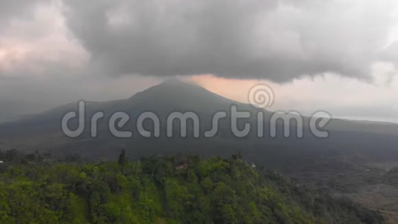 印度尼西亚巴厘岛巴图尔火山的空中射击有快速坡道的效果视频的预览图