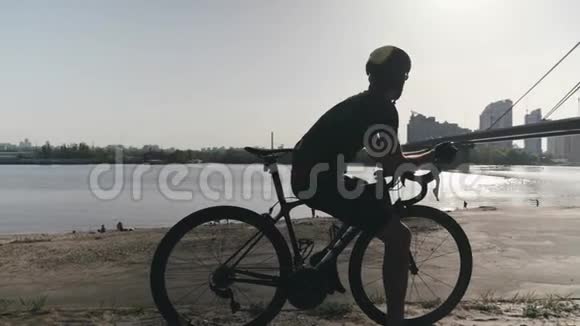 专业瘦身骑自行车的骑自行车的人看着河上的一座桥车通过Cyclist做梦和思考视频的预览图