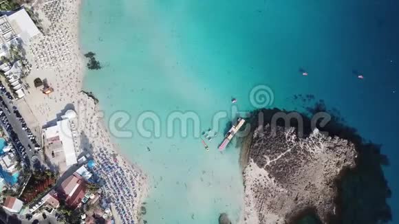 蓝天美丽的一天在空中观看尼西海滩阿伊亚纳帕塞浦路斯完美的蓝海意大利加多拉斯和船的运河视频的预览图