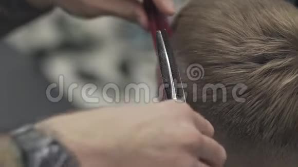 在理发店或发廊男士理发和理发视频的预览图