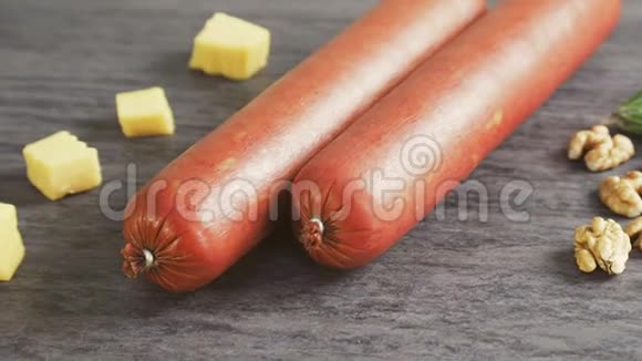 两支香肠和一块奶酪和坚果作为成品香肠厂视频的预览图