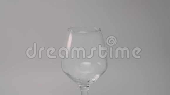 将红酒缓慢倒入玻璃杯中液体倒入240fps酒精饮料一杯葡萄酒全高清240pProres422视频的预览图