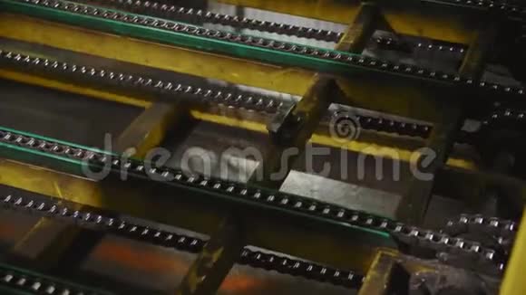 带有链条和黄色部件的机构在工厂运作视频的预览图