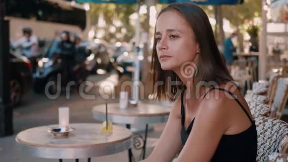 年轻的法国女人在巴黎街头咖啡馆里抽烟视频的预览图