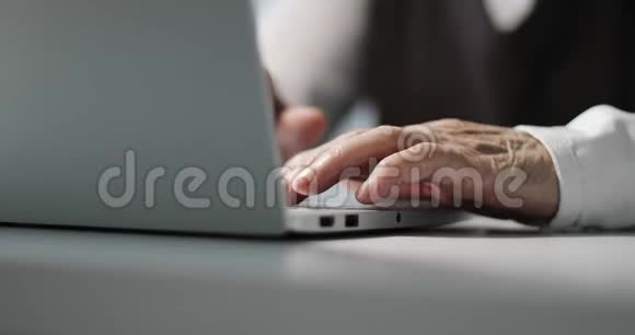 特写或老年妇女她的手在桌上的笔记本电脑上工作触摸板视频的预览图