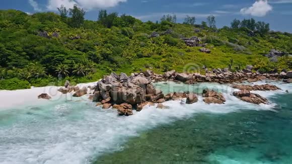 安塞可可热带天堂海滩泻湖巨大花岗岩岩石和海浪的空中圆圈镜头拉迪格视频的预览图