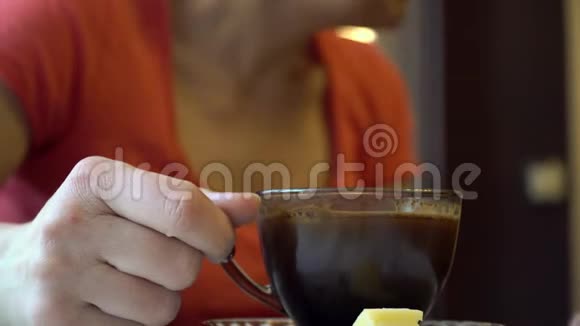 关上杯子里的咖啡女人40岁的早晨例行公事舒适生活4k视频的预览图