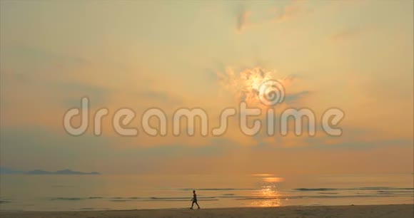 年轻男子运动员在日落时分前往海滩进行剧烈的有氧运动训练热带地区视频的预览图