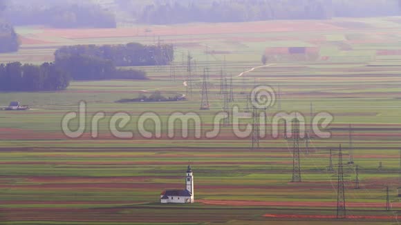 教堂农田和Sv的空中景观斯洛文尼亚卢布尔雅那附近PolhovGradec的Jakob山视频的预览图