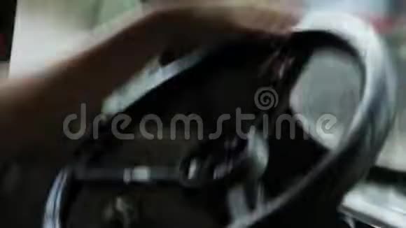 把高加索俄罗斯男人放在一条坏路上大胆开车从一辆强劲的汽车的乘客车厢看视频的预览图