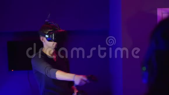 年轻男女在VR耳机玩得开心视频的预览图