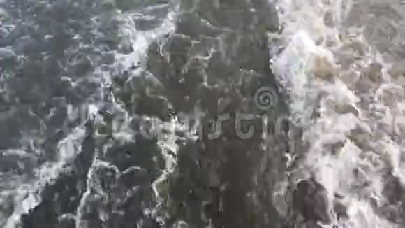 船在河中拖着水波视频的预览图