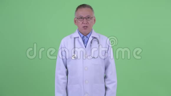 愤怒成熟的日本男医生在说话抱怨视频的预览图
