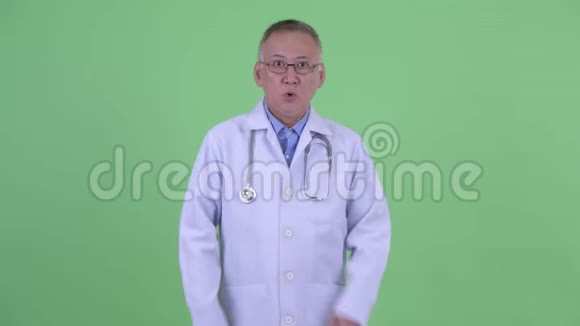 快乐成熟的日本男医生惊讶不已视频的预览图