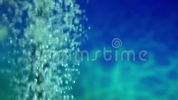 泡泡氧气移动线特写背景蓝色海水慢动作视频的预览图