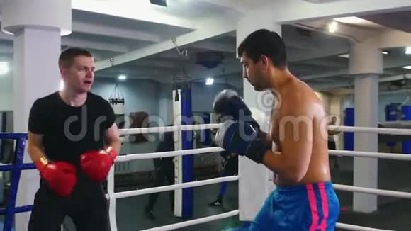 拳击训练两名男子在拳击场上进行一次训练视频的预览图