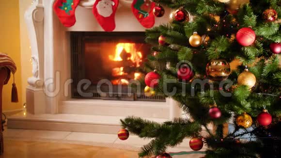 4k视频美丽的圣诞树与燃烧的壁炉燃烧的彩色灯光视频的预览图