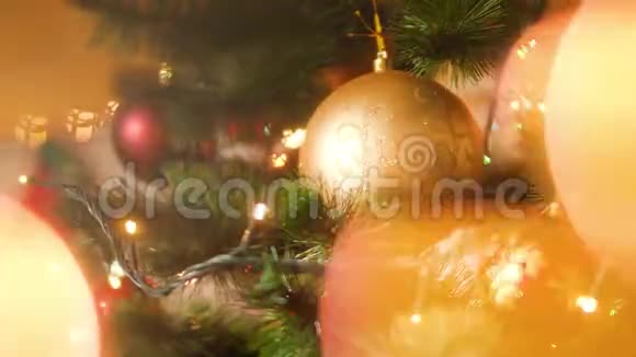 4k张装饰圣诞树的抽象镜头上面有花苞和花环前景上发光的LED灯视频的预览图