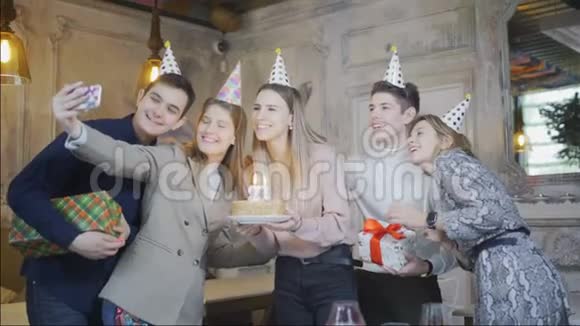 生日派对帽里漂亮的朋友都在自拍视频的预览图