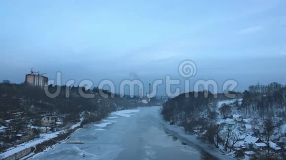 从桥上下来的冬季时间人们在河冰上捕鱼视频的预览图