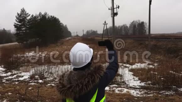 女铁路工程师为电力变压器拍照视频的预览图