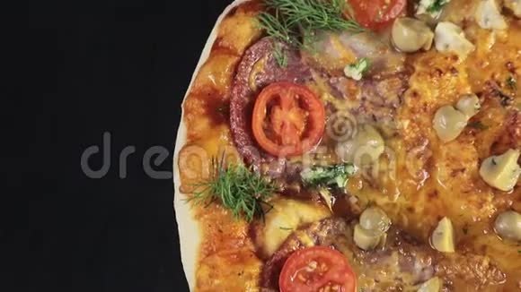 顶景美味披萨它旋转纳塔接近带香肠西红柿和蘑菇的披萨视频的预览图