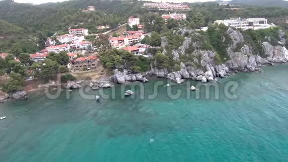鸟瞰绿松石海岸游客村下面的岩石和AgiaParaskevi地区的温泉设施视频的预览图