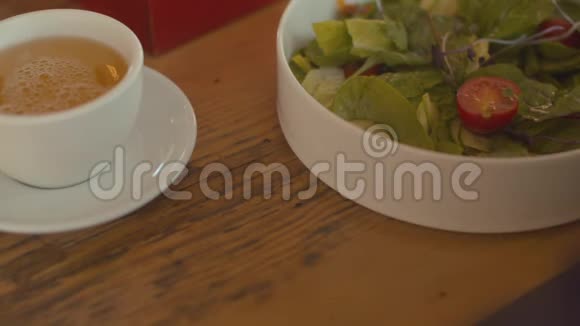 把盘子和沙拉合在一起男人在咖啡馆里吃沙拉视频的预览图