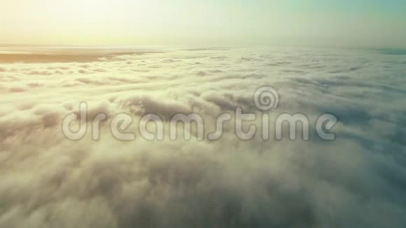 空中射击在云层上方4K视频的预览图