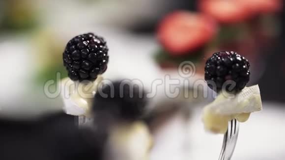 在餐叉上装饰着美味可爱的浆果视频的预览图