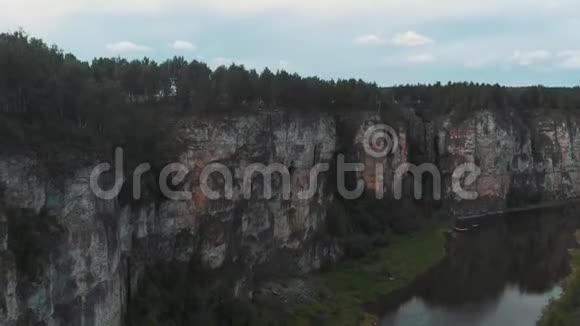 飞过河流河上漂浮着双体船漂流在一条带岩石的山河上视频的预览图