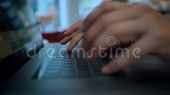 女性手型或笔记本电脑键盘代码视频的预览图