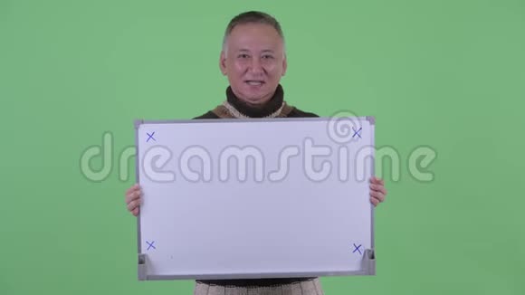 快乐成熟的日本男人拿着白板说话视频的预览图