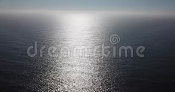 太阳反射中海洋的空中拍摄视频的预览图