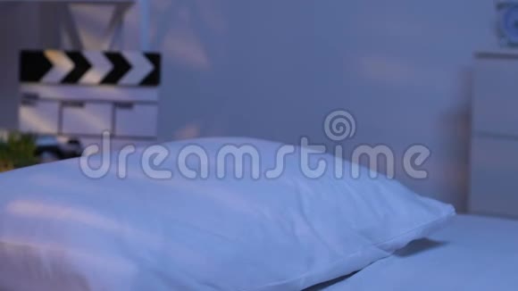 浪漫的少年躺在床上睡着感受爱和灵感视频的预览图